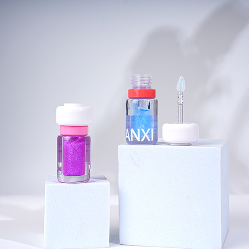 Shimmering Lip Gloss with Delicate Pearlescent Glow, Temperature Color Changing & Long-Lasting Shine OEM